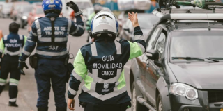 Foto de varios agentes en una vía de Bogotá 
