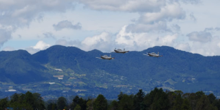 Tres aviones en demostración aérea en Bogotá.