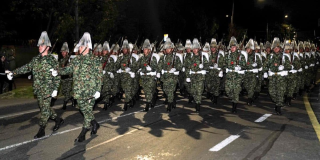 Foto de fuerzas militares en ensayo de desfile del 20 de Julio