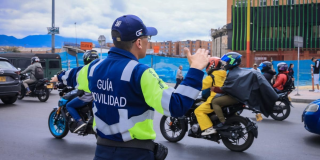 Foto de un agente de tránsito en una vía de Bogotá.