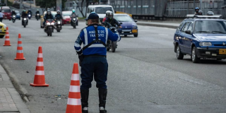 Foto de un agente de tránsito en una vía de Bogotá