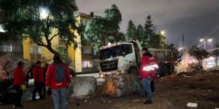 Funcionarios en operativo de recuperación del espacio público.
