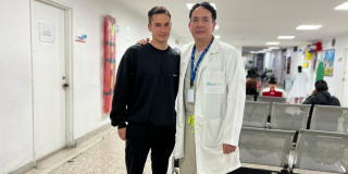 Foto de un doctor y su paciente en Bogotá