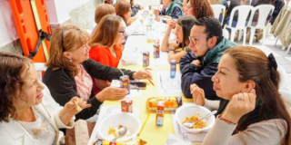 Imagen de varias personas compartiendo la mesa durante el almuerzo
