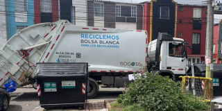 Foto que muestra un camión recolector de basura 
