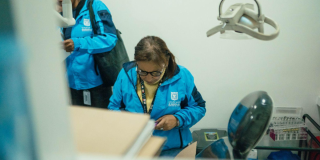 Foto de una funcionaria del sector salud 