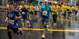Personas corriendo en la media maratón de Bogotá