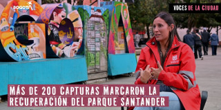 Jessica Solórzano, coordinadora de los Gestores de Convivencia sentada y pieza con texto más de 200 capturas marcaron la recuperación del Parque Santander