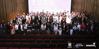 Foto que muestra un grupo de personas reunidas en un auditorio
