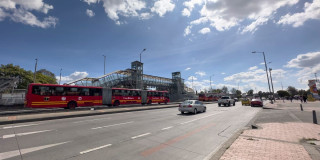 Foto de una vía de Bogotá donde se un TransMilenio junto a carros 