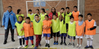 Imagen de niños y niñas en un entrenamiento de fútbol de salón
