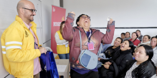 Imagen de una señora celebrando