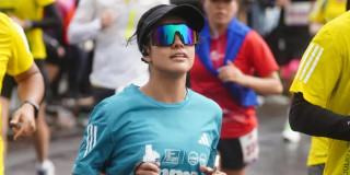 Mujer participando en la media maratón de Bogotá 