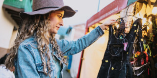 Imagen de mujer mirando un vestido en carpas de emprendimientos 
