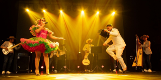 Imagen de una pareja de bailarines de joropo en la tarima de Joropo al Parque.
