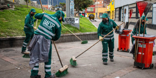 Foto que muestra operadores de aseo barriendo las calles.