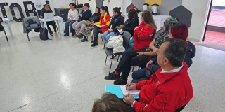 Foto de funcionarios del Distrito en una reunión 