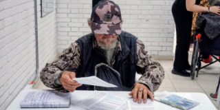 Imagen de un adulto mayor leyendo