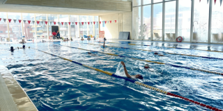 Imagen de varias personas disfrutando de los servicios de las piscinas del CEFE Chapinero.
