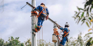 Foto que muestra dos personas con uniforme de Enel Colombia
