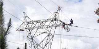 Foto que muestra trabajadores de Enel Colombia en una antena de energía 