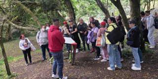 Imagen de varias personas en un bosque