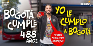 Imagen de un hombre mostrando la tarjeta de TransMilenio y un texto de Bogotá cumple 488 años. Yo le cumplo a Bogotá 