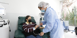 Foto de una enfermera atendiendo a un paciente 