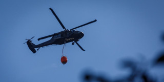 Helicóptero con el sistema Bambi Bucket
