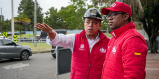 Foto de Orlando Molano, director del IDU, junto a otra persona en una vía de Bogotá