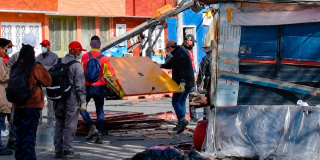 Foto que muestra personas levantando residuos