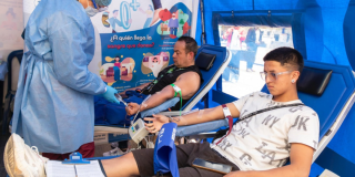 Foto de personas donando sangre
