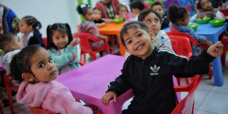 Imagen de niños y niñas sonriendo