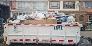 Foto que muestra un container con bolsas de basura 