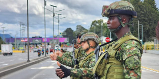 Soldados del Ejército Nacional en las vías de Cundinamarca