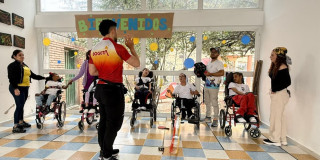 Foto que muestra a niños con discapacidad en una clase 