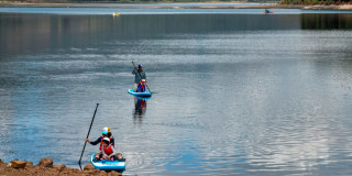 Dos personas practicando deportes acuáticos 