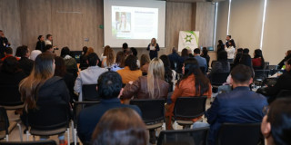 Personas reunidas en un auditorio