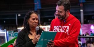 Alcalde Galán con un ciudadana en la Feria de Vivienda