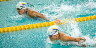 Paranadadoras del Equipo Bogotá compiten en prueba de estilo mariposa en representación de Colombia durante los II Juegos Parasuramericanos Valledupar 2026.