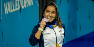 Sara Vargas exhibe medalla obtenida para Colombia en los Juegos Parasuramericanos Valledupar 2026 durante ceremonia de premiación.