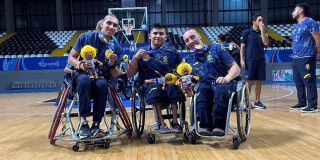 Deportistas del Equipo Bogotá celebran medallas obtenidas para Colombia en los Juegos Parasuramericanos Valledupar 2026 durante competencia de baloncesto en silla de ruedas.