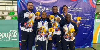 Grupo de paradeportistas del Equipo Bogotá exhibe medallas y mascotas oficiales durante los Juegos Parasuramericanos Valledupar 2026.