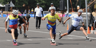Patinadores de velocidad de Colombia, Venezuela, México y El Salvador compiten en la llegada de una prueba sobre pista asfaltada durante los Juegos Centroamericanos y del Caribe Santo Domingo 2026.