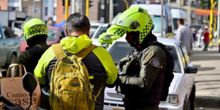 Policía pidiendo a un ciudadano que se identifique.