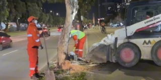 Foto que muestra trabajadores limpiando las calles de la ciudad