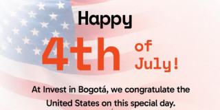 Bandera de Estados Unidos con un texto de happy cuatro de julio Invest in Bogotá at congratulate the United States on this special day.