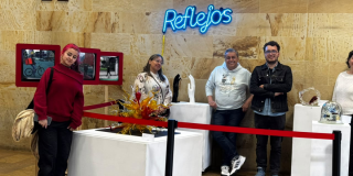 Foto de dos personas en la exposición de arte en Bogotá