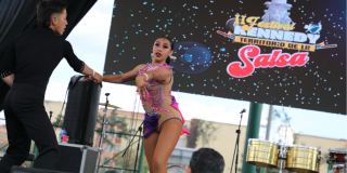 Foto de una pareja bailando salsa 