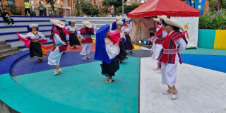 Foto de un grupo de personas bailando 